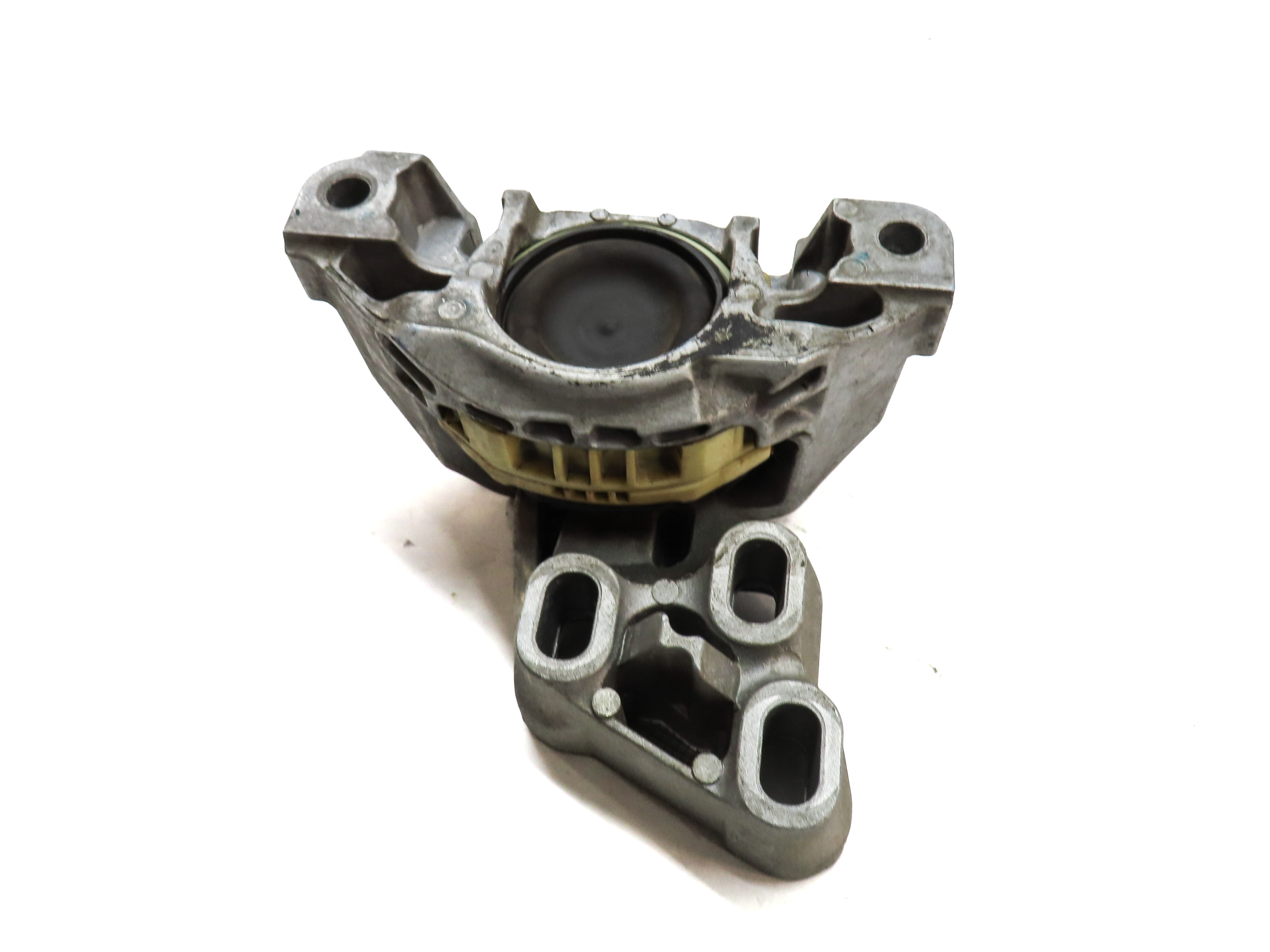 2016 MERCEDES GLA250 (X156) 2.0L TURBO LEFT AUTOMATIC TRANSMISSION MOUNT BRACKET — exact item pictured